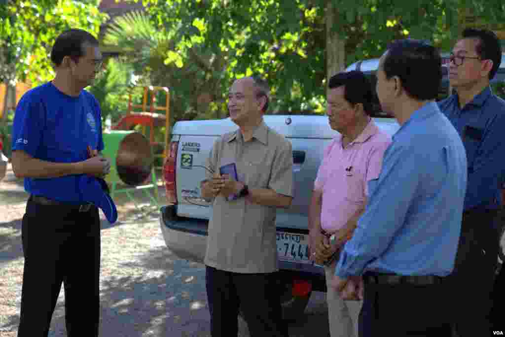 ឌឹម សុវណ្ណារុំ អ្នកនាំពាក្យគណៈកម្មាធិការជាតិរៀបចំការបោះឆ្នោត (គ.ជ.ប) ឈរនៅខាងឆ្វេងដៃ ជាប់លោកឱម យិនទៀង ប្រធានអង្គភាពប្រឆាំងអំពើពុករលួយនៅកណ្តាល និងលោកម៉ាន់ ឈឿន អតីតអភិបាលរងរាជធានីភ្នំពេញ នៅសាលាបឋមសិក្សាទួលគោក រាជធានី ភ្នំពេញ កាលពីថ្ងៃទី២៦ ខែ ឧសភា ឆ្នាំ ២០១៩។ (ហ៊ុល រស្មី/VOA)