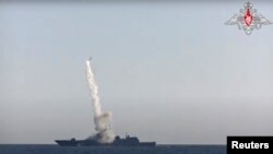 Navio russo a disparar um míssil cruise (Foto de arquivo)