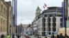 Des gens marchent dans la rue à Oslo, Norvège, le 20 mars 2017.

