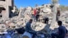 Orang-orang mencari kerabat yang hilang di lokasi serangan Israel sehari sebelumnya di Beit Lahia, di utara Jalur Gaza, Kamis, 30 Oktober 2024. (Foto: AFP)