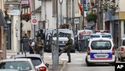 Des soldats français patrouillent près de l’église où deux égorgé un prêtre et pris quelques personnes en otage en pleine messe, à Saint-Etienne-du-Rouvray, Normandie, France, 26 juillet, 2016. (AP Photo / Francois Mori)