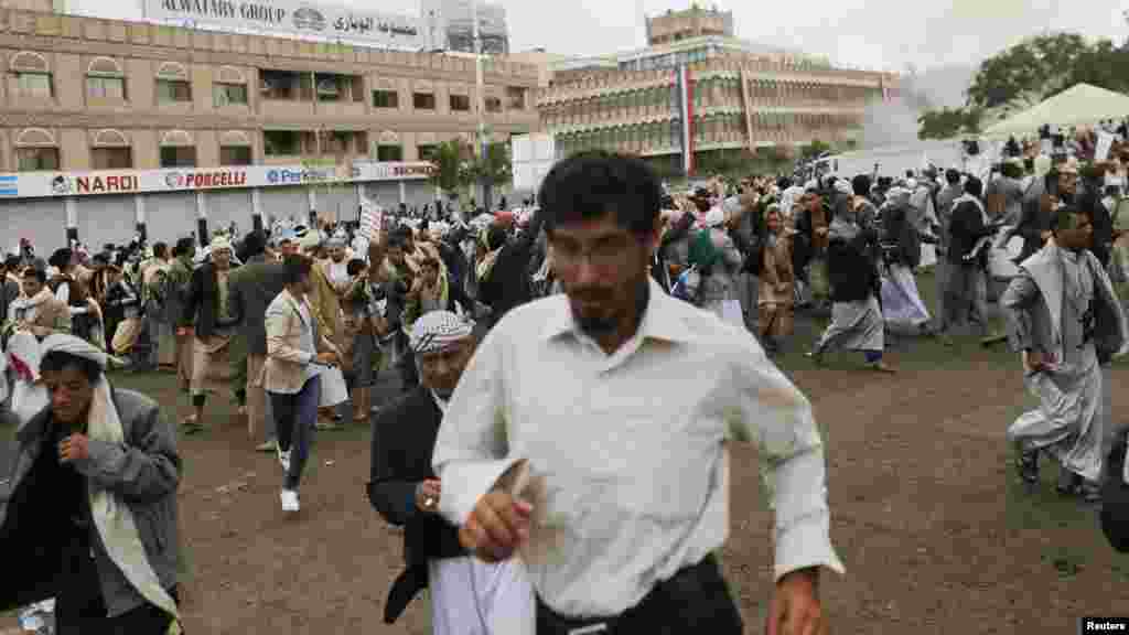 Des passants en débandade après l'explosion d'une bombe à Sanaa, Yémen, le 9 octobre 2014. Au moins 47 personnes jeudi après qu’un homme a fait exploser sa ceinture à explosif dans la capitale yéménite. REUTERS