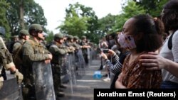 Manifestantes e membros da Guarda Nacional, perto da Casa Branca, Washington DC, 4 de junho, 2020. 