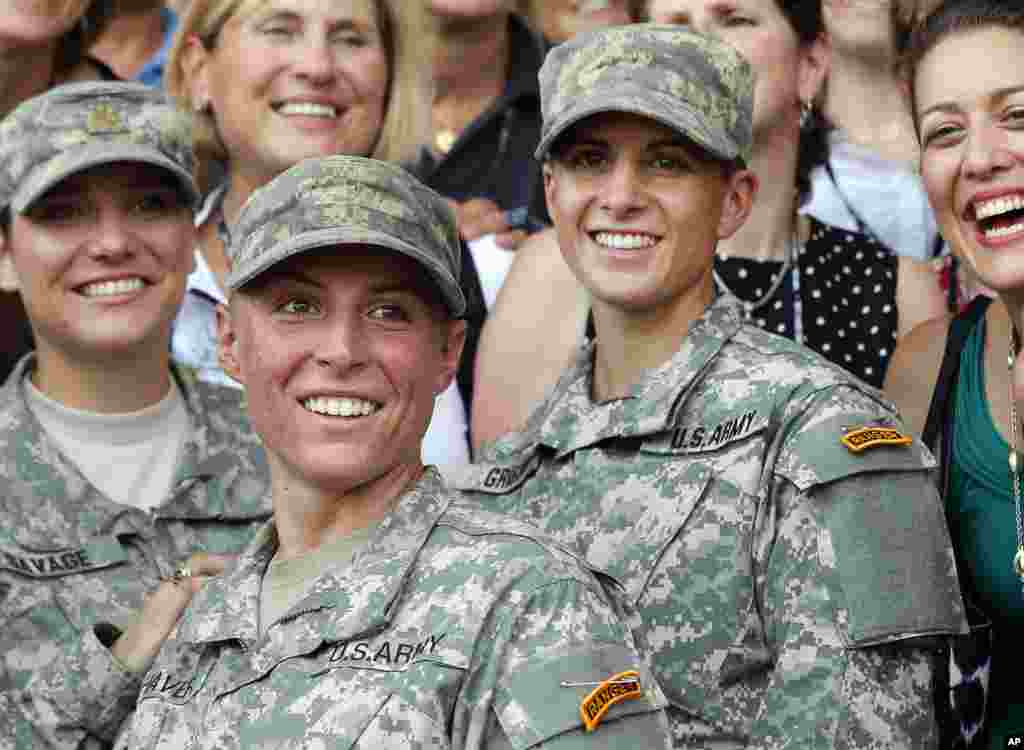 La 1ère Lieutenant Shaye Haver, au centre, et la Capt. Kristen Griest, à droite, posent pour des photos avec d'autres anciennes élèves femmes de West Point après une cérémonie de remise des diplômes de l'école des Rangers de l'armée, le 21 août 2015 à Fort Benning, en Géorgie.