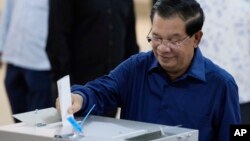 2023年7月23日，柬埔寨首相洪森在大選中投票。批評人士說，洪森在這個東南亞國家製造了一場民主鬧劇。