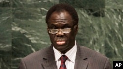 Michel Kafando est officiellement investi vendredi 21 novembre 2014 à la suite de la passation du pouvoir avec le lieutenant-colonel Isaac Zida qu'il a nommé Premier ministre