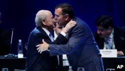 Le président la Fifa, Sepp Blatter, à gauche, félicite Juan Angel Napout après après la confirmation de ce dernier comme président de la Conmebol lors d'un congrès général de la Confédération de football sud-américain, à Asuncion, Paraguay, 4 mars 2015.