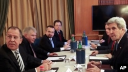 Le secrétaire d'Etat américain John Kerry, à droite, rencontre le ministre russe des Affaires étrangères, Serguéi Lavrov, en marge d'un sommet des pourparlers méditerranéens à Rome, 2 décembre 2016. 