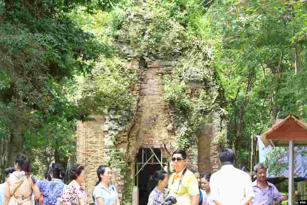 ទេសចរមកទស្សនារមណីយដ្ឋានប្រាសាទសំបូរព្រៃគុក កាលពីថ្ងៃទី១៣ ខែកក្កដា ឆ្នាំ២០១៧។ (ស៊ុន ណារិន/VOA)