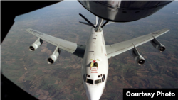 美國空軍一架WC-135飛機接受空中加油（美國空軍資料照片）