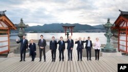從左起，歐洲理事會主席夏爾·米歇爾、意大利總理焦爾吉婭·梅洛尼、加拿大總理杜魯多、法國總統馬克龍、日本首相岸田文雄、美國總統拜登、德國總理奧拉夫·朔爾茨、英國首相辛偉誠和歐盟委員會主席馮德萊恩2023年5月19日在日本廣島的嚴島神社合影。