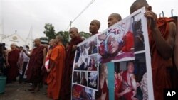 လက်ပံတောင်းအရေး သံဃာတော်များ ဆန္ဒပြနေစဉ်။