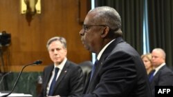 Waziri wa Mambo ya Nje wa Marekani Antony Blinken akimsikiliza Waziri wa Ulinzi wa Marekani Lloyd Austin akiongea mbele ya kamati ya Senate katika Bunge la Marekani, Washington, DC, Oktoba 31, 2023. (Phot