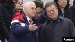 美國副總統彭斯和南韓總統文在寅在平昌冬奧會上觀看體育比賽（2018年2月10日）