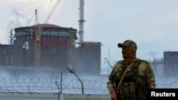Російський військовий стоїть на варті біля Запорізької АЕС під час українсько-російського конфлікту біля підконтрольного Росії міста Енергодар Запорізької області, Україна, 4 серпня 2022 року. REUTERS/Олександр Єрмоченко/Файл Фото