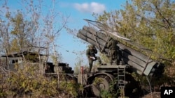俄軍2024年11月25日向烏軍陣地發射多管火箭（俄羅斯國防部影片截圖）