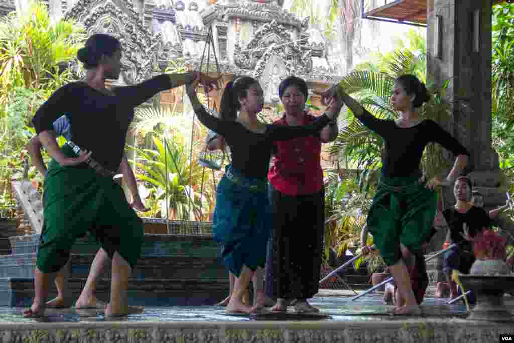 ក្រុមសិល្បៈសុភីលីនកំពុងហាត់សម្តែងសមឈុតមួយក្នុងរឿង ព្រះនាងផាមីណាទេវី កាលពីថ្ងៃទី១២ ខែឧសភា ឆ្នាំ២០១៥។