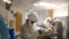 ARCHIVO. La Dr. Zafia Anklesaria, codirectora de la unidad de cuidados intensivos de un hospital en California, se limpia las manos luego de intubar a un paciente con COVID-19. 18 de mayo de 2020.