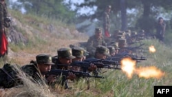 北韓官方朝中社2024年9月11日發佈照片顯示北韓士兵在一個未揭露的地點進行軍事訓練。