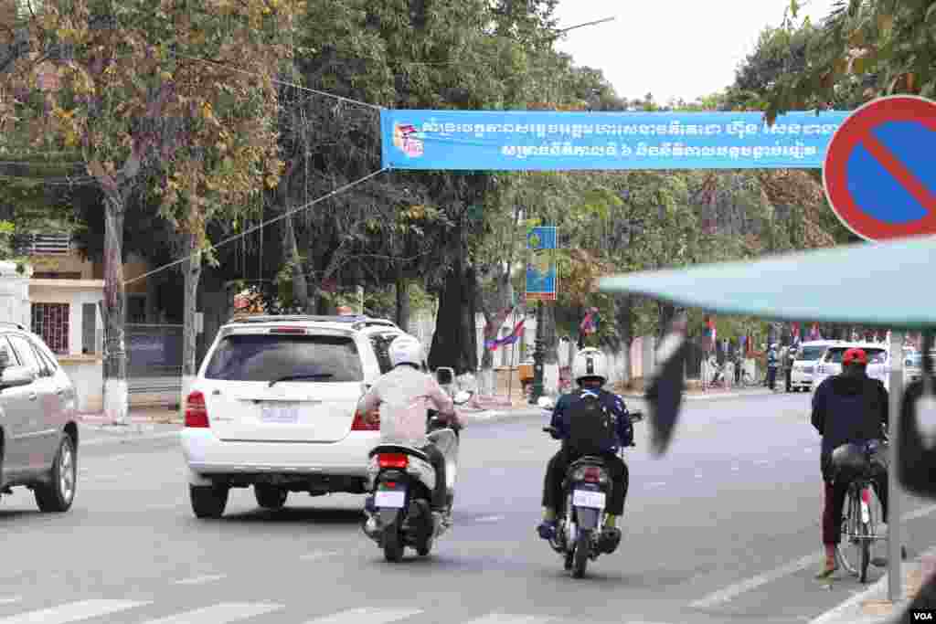 បដាដែលមានអត្ថន័យគាំទ្រលោកនាយករដ្ឋមន្រ្តី ហ៊ុន សែន ជាបេក្ខភាពនាយករដ្ឋមន្រ្តី ត្រូវបានចងលើផ្លូវព្រះនរោត្តម ដើម្បីអបអរសាទរទិវា ៧ មករា នៅរាជធានីភ្នំពេញ កាលពីថ្ងៃទី៦ ខែមករា ឆ្នាំ២០១៨។ (ស៊ុន ណារិន/VOA)