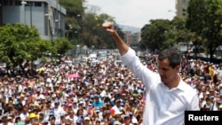 មេដឹកនាំបក្សប្រឆាំងលោក Juan Guaido លើកដៃនៅពេលលោកជួបជាមួយនឹង​ក្រុម​អ្នក​គាំទ្រ​នៅ​ក្រុង​ការ៉ាកាស ប្រទេសវ៉េណេស៊ុយអេឡា កាល​ពី​ថ្ងៃ​ទី​០១ ខែ​ឧសភា ឆ្នាំ​២០១៩។ 