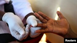 Un homme se fait tester pour le VIH/sida à Kampala, en Ouganda (Reuters)