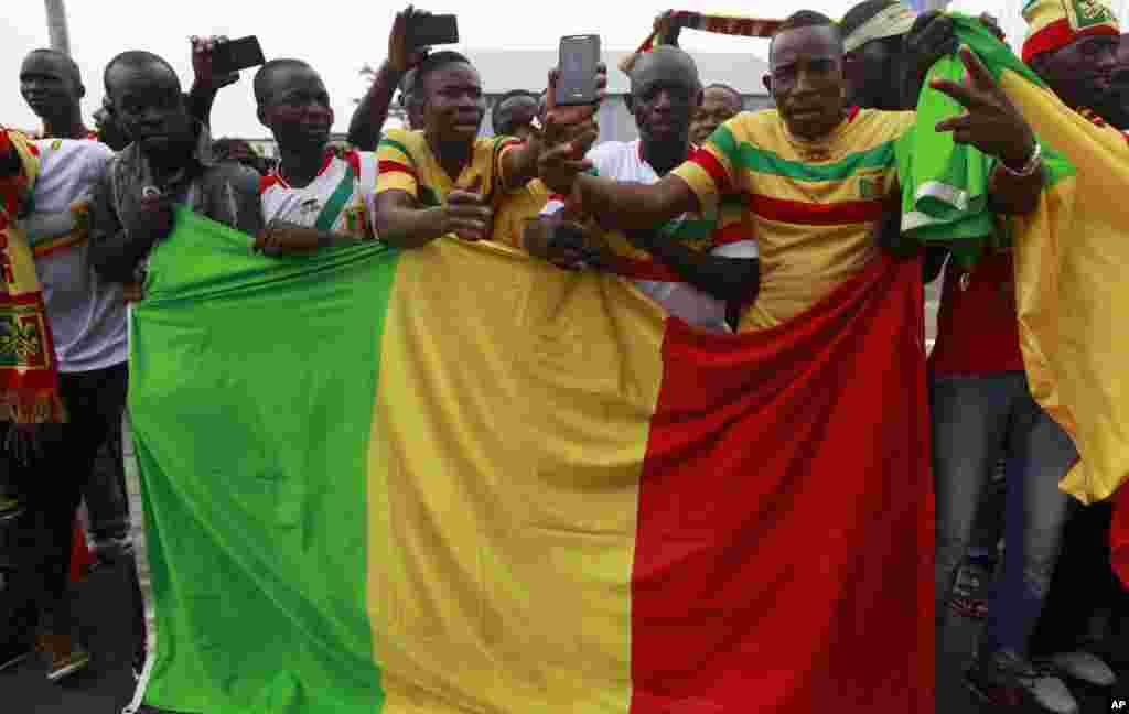Des supporters maliens acclament leur équipe nationale de football à l'arrivée à l'aéroport international de Malabo Malabo, Guinée équatoriale, vendredi 16 janvier 2015.