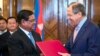 លោក Sergey Lavrov រដ្ឋមន្ត្រីការបរទេស​រុស្ស៊ី (ស្តាំ) និងលោក ស ខេង រដ្ឋមន្ត្រីការបរទេសកម្ពុជា ដោះដូរ​ឯកសារ​គ្នា​ក្នុង​អំឡុង​កិច្ចប្រជុំ​នៅ​ទីក្រុងមូស្គូ ប្រទេស​រុស្ស៊ី កាលពី​ថ្ងៃពុធ ទី២៧ ខែ​ឧសភា ឆ្នាំ២០១៥។ (រូបថត៖ AP/Pavel Golovkin)