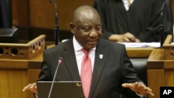 Le président sud-africain Cyril Ramaphosa prononce son cinquième discours sur l'état de la nation au Cap, en Afrique du Sud, le 11 février 2021. 