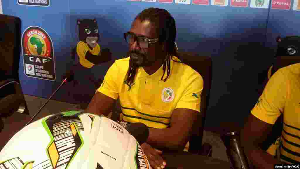 Kocha wa Smba wa Senegal Aliou Cisse na kapteni Cheikhou Kouyate wazungumza na waandishi habari katika ukumbi wa uwanja wa Franceville, Gabon, Januari 14 2017. (VOA/Amedine Sy)