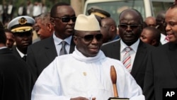 Le président Yahya Jammeh de la Gambie à l'avant-plan.