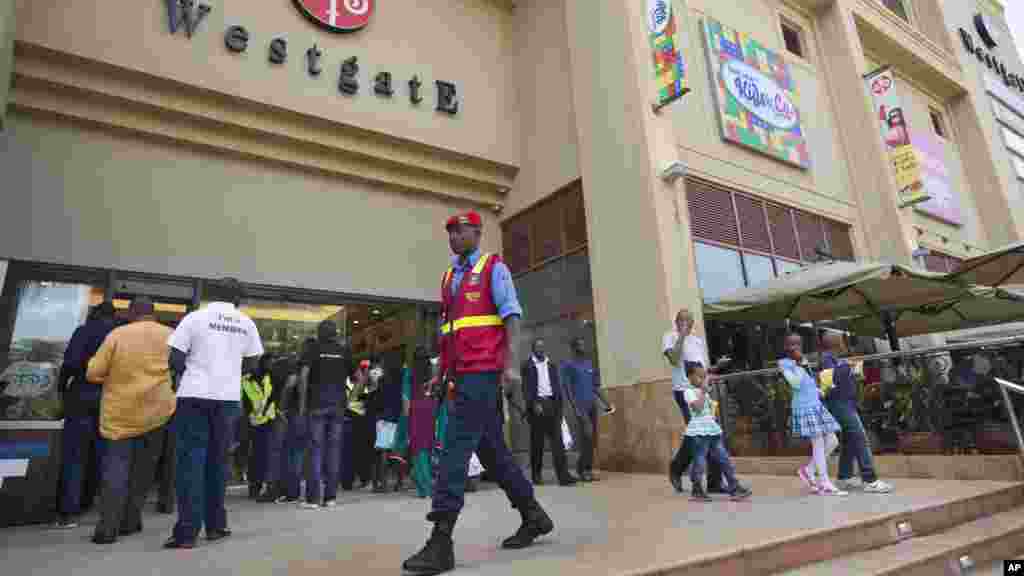 Un agent de la garde de Westgate monte la garde à l'extérieur de centre comercial, le 18 juillet 2015.