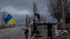 Згідно з опитуванням, 74% українців вважають, що Україна поверне всі свої території. На фото –українські діти, які граються на покинутому блокпосту в Херсоні, після відступу з міста російських окупаційних військ. Південна Україна, середа, 23 листопада 2022 року. (AP Photo)