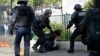 Présidentielle en France : heurts à Paris en marge du défilé du 1er mai
