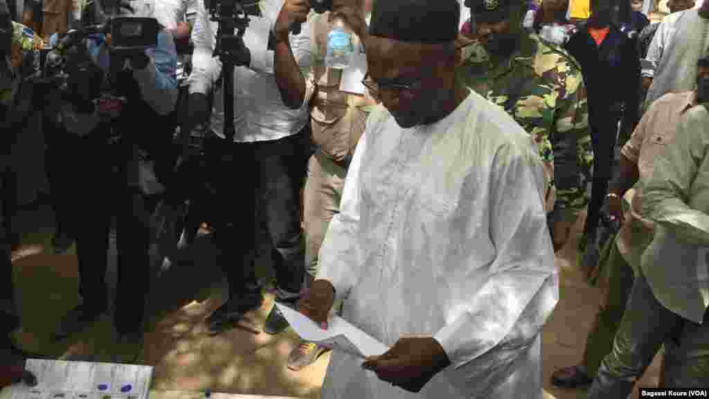 Le candidat Saleh Kebzabo vote dans un bureau de vote devant son domicile dans le 6éme arrondissement, à N'Djamena, Tchad, 10 avril 2016. (VOA/Bagassi Koura)