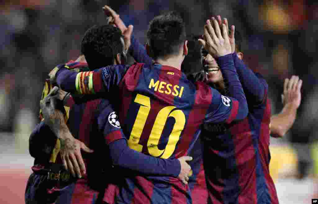 Lionel Messi de Barcelone célèbre avec ses coéquipiers le 4ème but de son équipe lors d'un match de football de la Ligue des Champions, Groupe F, entre l'APOEL et le FC Barcelone au stade GSP, à Nicosie, Chypre, le mardi 25 novembre 2014.