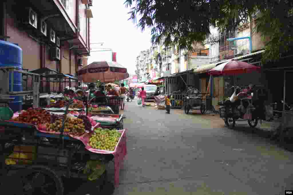  រទេះផ្លែឈើចតនៅក្បែរអគារប៊ូលឌីងនាពេលល្ងាច។ អ្នកលក់ផ្លែឈើទាំងនេះគឺជាអ្នករស់នៅក្នុងអគារប៊ូលឌីងកាលពីថ្ងៃសុក្រទី៥ ខែកញ្ញា ឆ្នាំ២០១៤។ (នូវ ពៅលក្ខិណា/VOA)