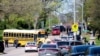 Des agents de police sur les lieux d'une fusillade au lycée Austin-East Magnet à Knoxville, Tennessee, États-Unis, le 12 avril 2021. 