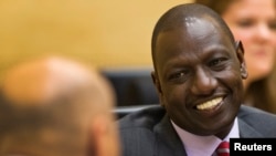 Le vice-président kényan William Ruto sourit avec son avocat lors d'une audience à la Cour pénale internationale, à La Haye, 10 septembre 2013.