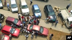 Familiares dos detidos aguardam, terça-feira, junto ao Tribunal de Polícia de Luanda