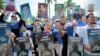 El diputado Edwin Castro, derecha, jefe de bancada del partido oficialista FSLN es uno de los cinco funcionarios sancionados por el gobierno de Estados Unidos en respuesta a la crisis política agudizada en los últimos días. (Foto archivo)