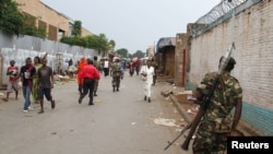 Un soldat patrouille dans la capitale, Bujumbura, au Burundi, le 3 février 2016. 