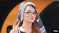 Une manifestante pro-indépendance, Erbil, Kurdistan irakien, le 25 septembre 2017. (H. Murdock/VOA)