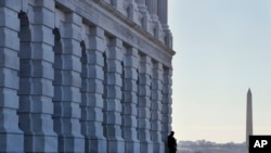 មន្រ្តី​ប៉ូលិស​នៃវិមាន Capitol យាម​ល្បាត​ម្នាក់ឯង​កាលពី​ថ្ងៃទី​១៩ មករា ២០១៨។