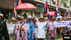 ការ​ដង្ហែ​ក្បួន​របស់​សកម្មជន​ដីធ្លី ​និង​សិទ្ធិ​លំនៅ​ស្ថាន​ក្នុង​ការ​ប្រារព្ធ​ទិវា​សិទ្ធិ​លំនៅស្ថាន​ពិភព​លោក​លើក​ទី៣១​ ដើម្បី​សំដែង​ការ​មិន​ពេញ​ចិត្ត​ចំពោះ​ការ​រំលោភ​សិទ្ធិ​លំនៅស្ថាន​របស់​ពួក​គេ​នៅ​រាជធានី​ភ្នំពេញ​ កាល​ពី​ថ្ងៃ​ទី​១០ ខែតុលា​ ឆ្នាំ​២០១៦។ (ហ៊ាន សុជាតា/VOA)
