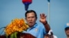 រូបឯកសារ៖⁣ លោក​ ហ៊ុន សែន​​ មេ​បក្ស​កាន់​អំណាច​ថ្លែង​ទៅ​កាន់​អ្នក​គាំទ្រ​របស់​ខ្លួន​ ​ដែល​ប្រមូលផ្តុំ​នៅ​ឯ​ផ្លូវ​មួយ​កន្លែង​ក្នុង​រាជធានី​ភ្នំពេញ​មុន​ពេល​ហែក្បួន​ឃោសនា​បោះឆ្នោត​ឃុំ-សង្កាត់​ថ្ងៃ​ចុង​ក្រោយ​ ​នា​ថ្ងៃទី​០២​មិថុនាឆ្នាំ២០១៧។​ ​(នៅ វណ្ណារិន/VOA) 
