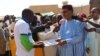 Moustapha Mamadou, ex-combattant de Boko Haram, prêtant serment sur le coran devant les autorités nigériennes de ne plus reprendre les actes terroristes à Diffa, le 7 décembre 2019. (Courtesy Image-Bureau PNUD Niger)