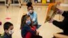 Des élèves de maternelle à l'école élémentaire Dawes de Chicago, en Illinois, lundi 11 janvier 2021.