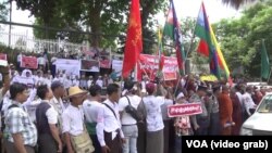 បាតុករ​ ដែល​រួម​មាន​ទាំង​ព្រះ​សង្ឃ​ព្រះ​ពុទ្ធ​សាសនា​ផង​នោះ​ បាន​តវ៉ា​នៅ​ខាង​ក្រៅ​ស្ថានទូត​អាមេរិក​ ក្នុង​ក្រុង​រ៉ង់ហ្គូន ប្រទេស​មីយ៉ាន់ម៉ា កាលពី​ថ្ងៃទី២៨ ខែមេសា ឆ្នាំ២០១៦ ដោយ​ប្រឆាំង​នឹង​ស្ថានទូត​ទៅ​នឹង​ការ​ប្រើ​ពាក្យ «រ៉ូហ៊ីងយ៉ា»។
