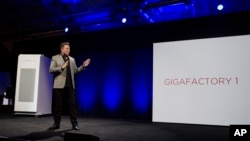 Elon Musk, patron de Tesla Motors, Inc., dévoilant le Powerpack à Hawthorne, en Californie (AP)